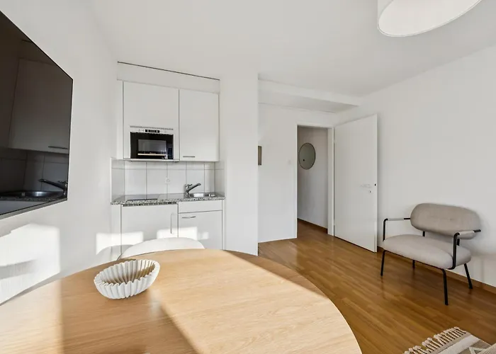 Lovely In The Center - Crown 1 Zurich