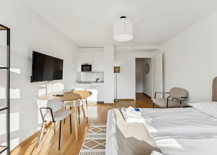 Lovely In The Center - Crown 1