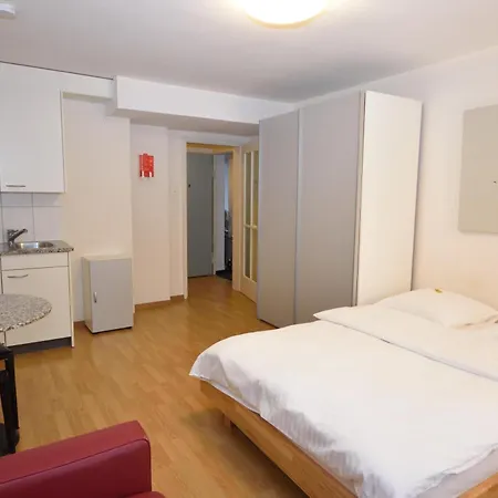 Lovely In The Center - Crown 1 Ζυρίχη