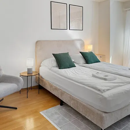 Lovely In The Center - Crown 1 *