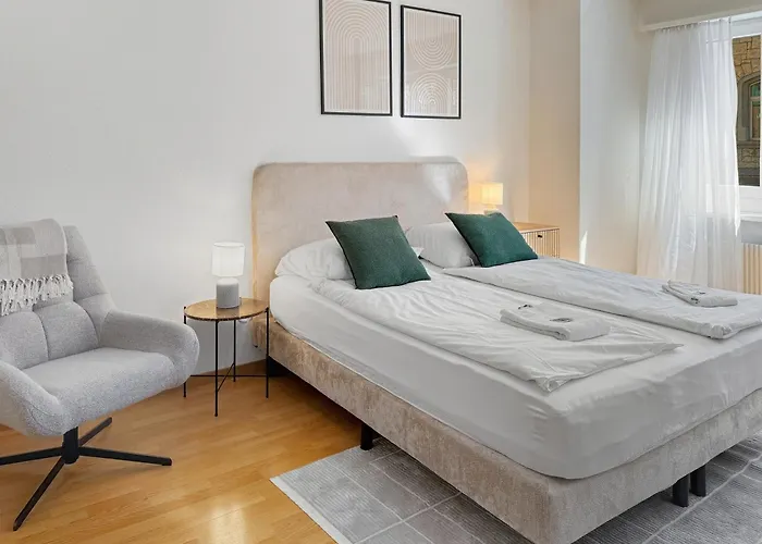 Lovely In The Center - Crown 1 *