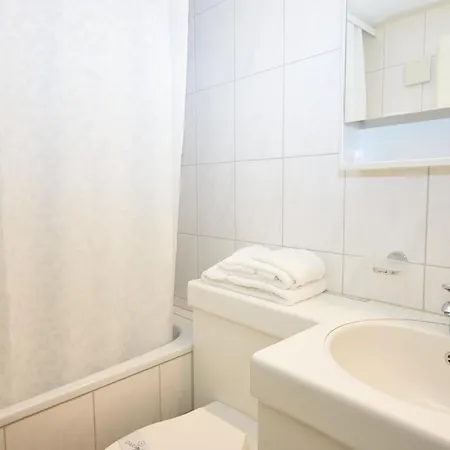 Lovely In The Center - Crown 1 *