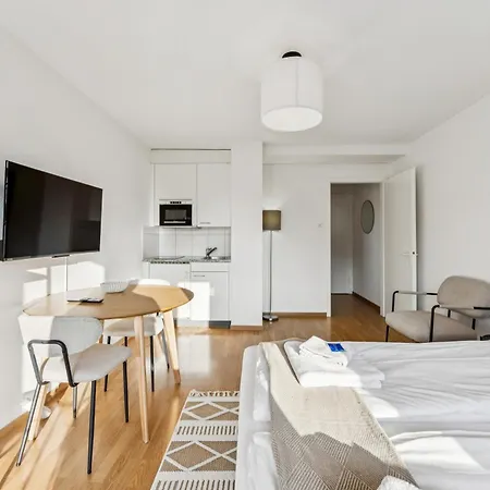 Lovely In The Center - Crown 1