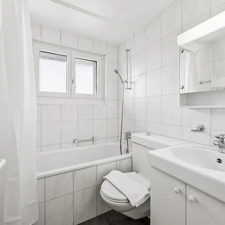 Lovely In The Center - Crown 1 Zurigo