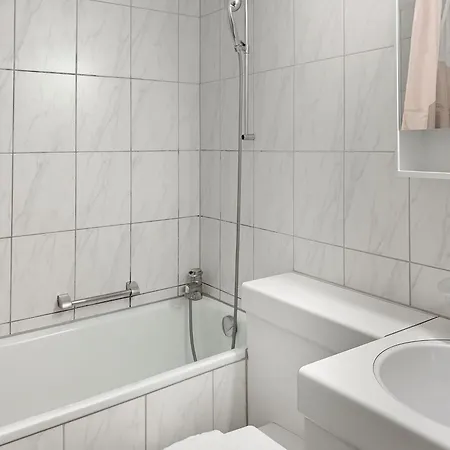 Lovely In The Center - Crown 1 ציריך