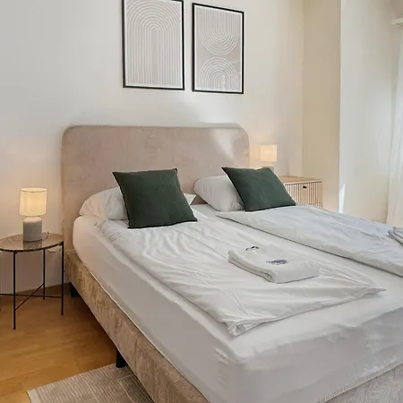 Lovely In The Center - Crown 1 *