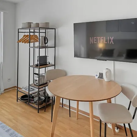 Lovely In The Center - Crown 1 * ציריך