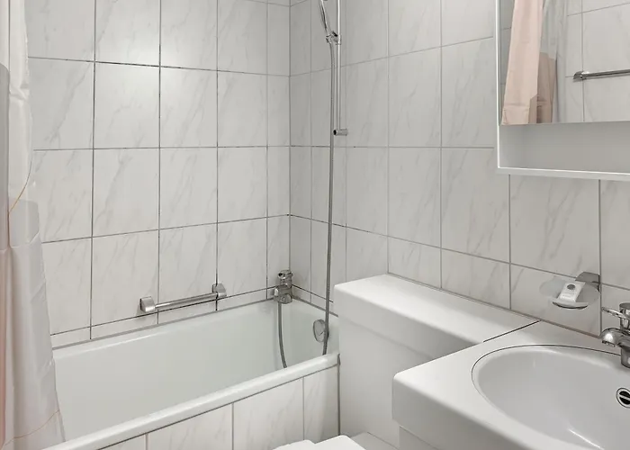 Lovely In The Center - Crown 1 ציריך