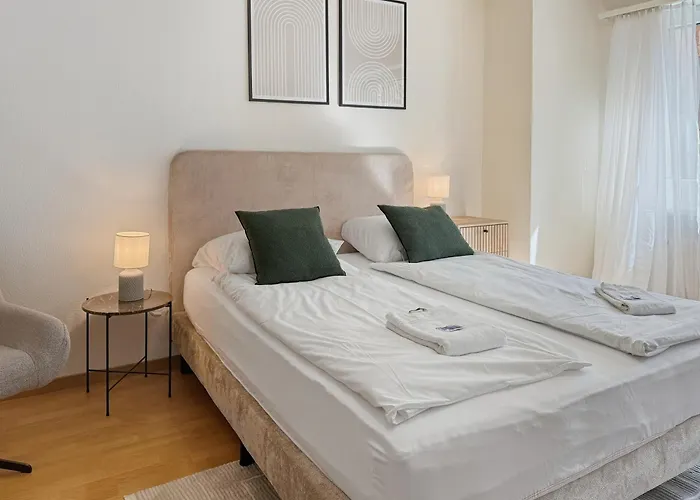 Lovely In The Center - Crown 1 *